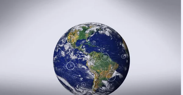 Gri Arkaplanda Dünya Karşı Dijital Simgelerin Oluşturduğu Bir Küresel Lojistik — Stok fotoğraf