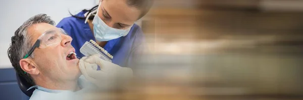 Samenstelling Van Vrouwelijke Tandarts Het Gezicht Masker Mannelijke Patiënt Bleken — Stockfoto