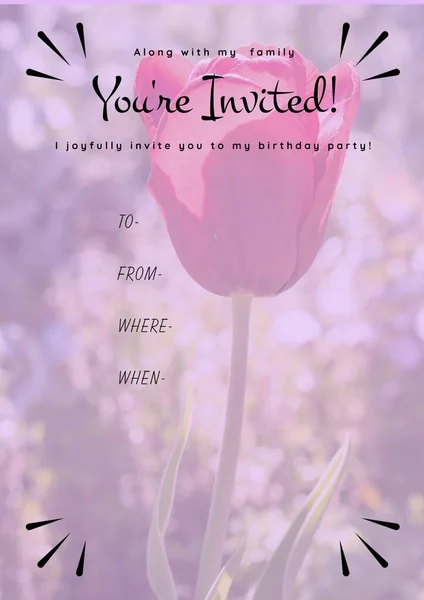 赤花の黒で招待され 紫色の背景の詳細スペースで招待されます 誕生日お祝い招待テンプレート特定のコピースペースでデザインデジタル生成された画像 — ストック写真