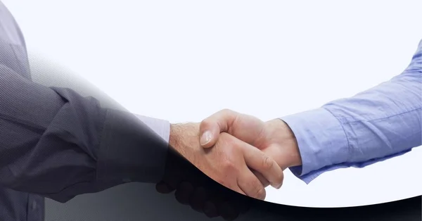 两个商人在灰色的技术背景下握手 全球商业和技术概念 — 图库照片