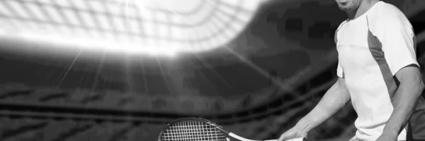Složení Střední Části Muže Hrající Tenis Nad Sportovním Stadionem Černobílém — Stock fotografie