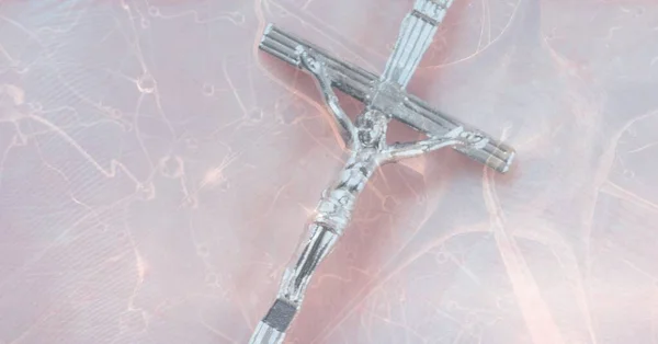 Σύνθεση Του Ασημένιου Χριστιανικού Σταυρού Πάνω Από Covid Κύτταρα Ροζ — Φωτογραφία Αρχείου