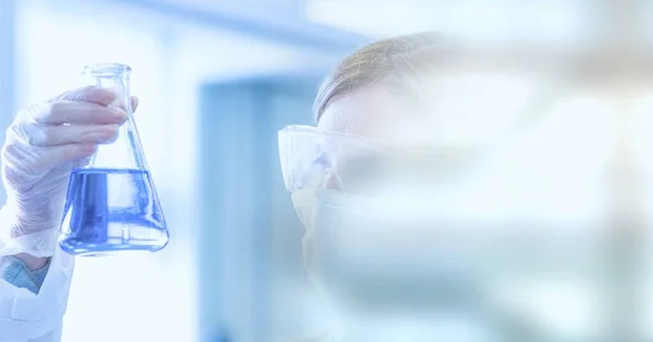 Composição Cientista Feminina Segurando Frasco Com Fluido Laboratório Com Borrão — Fotografia de Stock