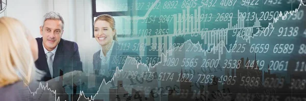 握手ビジネス女性以上の財務データ処理の組成 デジタルインターフェースビジネス成功コンセプトデジタルで生成された画像 — ストック写真