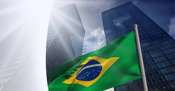 背の高い建物に対してブラジルの旗の上に抽象的な灰色の幾何学的形状 世界経済とビジネスの概念 — ストック写真