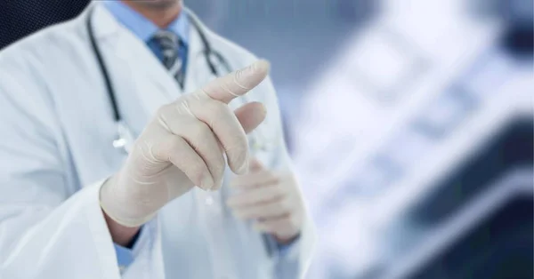 Ameliyat Eldiveni Takan Erkek Doktorun Interaktif Ekrana Dokunuşunun Bileşimi Küresel — Stok fotoğraf