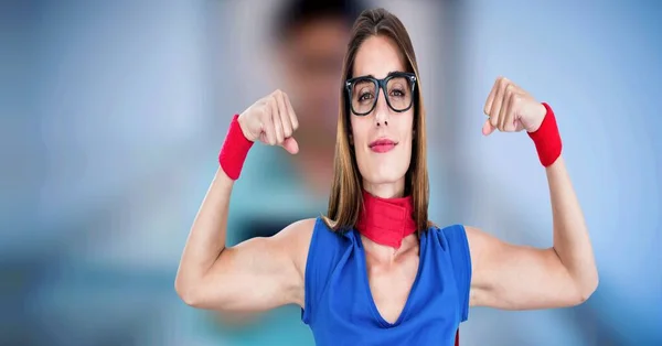 Composición Mujer Gafas Vestidas Como Superhéroes Flexionando Los Músculos Sobre — Foto de Stock