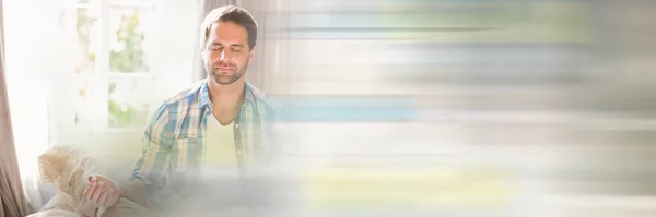 Sozinho Empresário Praticando Meditação Relaxando Casa Com Conceito Fundo Casa — Fotografia de Stock