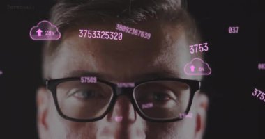 Siyah arka plandaki beyaz adam üzerinde hareket eden bulut simgeleri ve veri işleme animasyonları. küresel bilim, teknoloji ve dijital arayüz kavramı dijital olarak oluşturulmuş video.