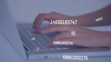 Bilgisayarı kullanan beyaz bir kadının ellerinde bilimsel veri işleme animasyonu. küresel bilim, teknoloji ve dijital arayüz kavramı dijital olarak oluşturulmuş video.