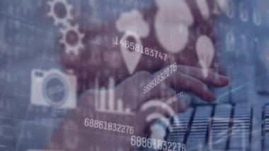 Çalışan bir grup iş adamı üzerinde rakamların ve simgelerin canlandırılması. küresel bilim, teknoloji ve dijital arayüz kavramı dijital olarak oluşturulmuş video.