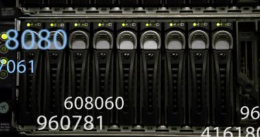 Sunucu odasında bilimsel veri işleme animasyonu. küresel bilim, teknoloji ve dijital arayüz kavramı dijital olarak oluşturulmuş video.