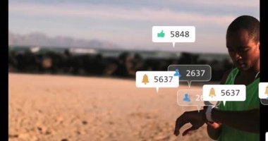 Sosyal medya simgelerinin animasyonu ve akıllı kaset kullanan sporcu üzerindeki pankartların numaraları. küresel ağ, sosyal medya, teknoloji ve dijital arayüz kavramı dijital olarak oluşturulmuş video.