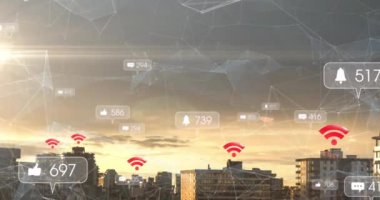 Kablosuz internet ve sosyal medya simgelerinin animasyonu ve şehrin üzerindeki afişler üzerindeki numaralar. küresel ağ, sosyal medya, teknoloji ve dijital arayüz kavramı dijital olarak oluşturulmuş video.