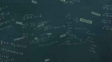 Siyah zemin üzerinde sayıların ve matematiksel denklemlerin animasyonu. küresel bilim, teknoloji ve dijital arayüz kavramı dijital olarak oluşturulmuş video.
