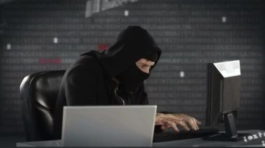 Kafkasyalı hackerların bilgisayar kullanarak veri işleme animasyonu. küresel bilim, teknoloji ve dijital arayüz kavramı dijital olarak oluşturulmuş video.