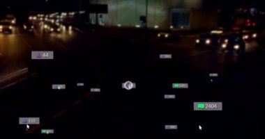 Sosyal medya simgeleri üzerinde imleç animasyonları, afişler ve hızlı hareket eden yol trafiği üzerinde numaralar. küresel ağ, sosyal medya, teknoloji ve dijital arayüz kavramı dijital olarak oluşturulmuş video.