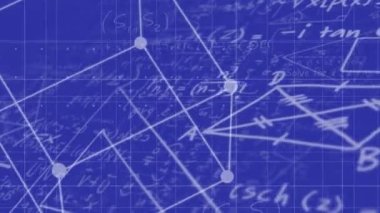 Mavi zemin üzerinde yüzen matematiksel denklemlerin animasyonu. küresel bilim, teknoloji ve dijital arayüz kavramı dijital olarak oluşturulmuş video.