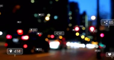 Sosyal medya simgelerinin canlandırılması ve gece odak trafiği dışında pankartlardaki numaralar. küresel ağ, sosyal medya, teknoloji ve dijital arayüz kavramı dijital olarak oluşturulmuş video