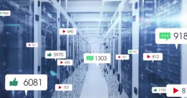 Sosyal medya simgelerinin ve bilgisayar sunucularındaki afişlerin animasyonu. küresel ağ, sosyal medya, teknoloji ve dijital arayüz kavramı dijital olarak oluşturulmuş video.