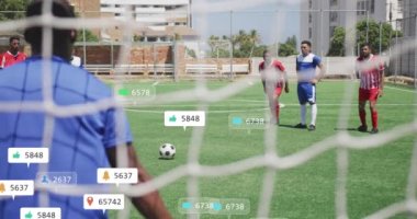 Futbol oyuncusunun topa vurması üzerine sosyal medya simgelerinin ve afişlerin animasyonu. küresel ağ, sosyal medya, teknoloji ve dijital arayüz kavramı dijital olarak oluşturulmuş video.