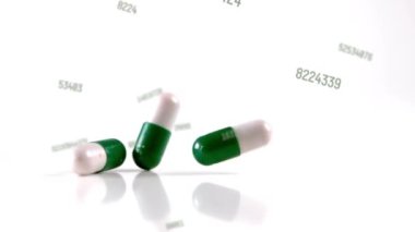 Rakamların animasyonu ve beyaz arka planda düşen haplar. küresel bilim, teknoloji ve dijital arayüz kavramı dijital olarak oluşturulmuş video.