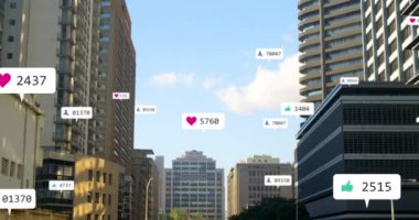 Sosyal medya simgelerinin animasyonu ve şehir pankartlarındaki numaralar. küresel ağ, sosyal medya, teknoloji ve dijital arayüz kavramı dijital olarak oluşturulmuş video.