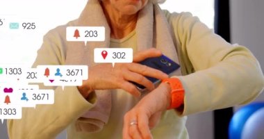 Sosyal medya simgelerinin animasyonu ve akıllı telefon kullanan bir kadın için pankartlardaki numaralar. küresel ağ, sosyal medya, teknoloji ve dijital arayüz kavramı dijital olarak oluşturulmuş video.