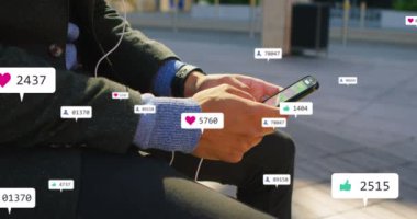 Akıllı telefon kullanan adam yerine sosyal medya simgelerinin ve afişlerin animasyonu. küresel ağ, sosyal medya, teknoloji ve dijital arayüz kavramı dijital olarak oluşturulmuş video.