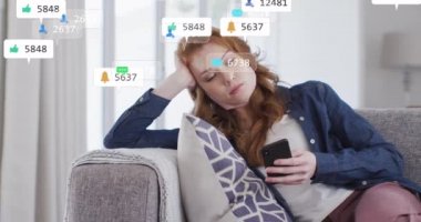 Sosyal medya simgelerinin animasyonu ve akıllı telefon kullanan bir kadın için pankartlardaki numaralar. küresel ağ, sosyal medya, teknoloji ve dijital arayüz kavramı dijital olarak oluşturulmuş video.
