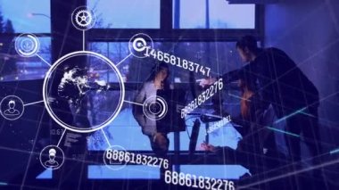 İş adamları üzerinde çalışan sayıların ve simgelerin canlandırılması. küresel bilim, teknoloji ve dijital arayüz kavramı dijital olarak oluşturulmuş video.