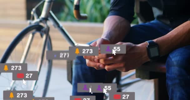Animering Sociala Medier Ikoner Och Siffror Banderoller Över Människan Med — Stockvideo
