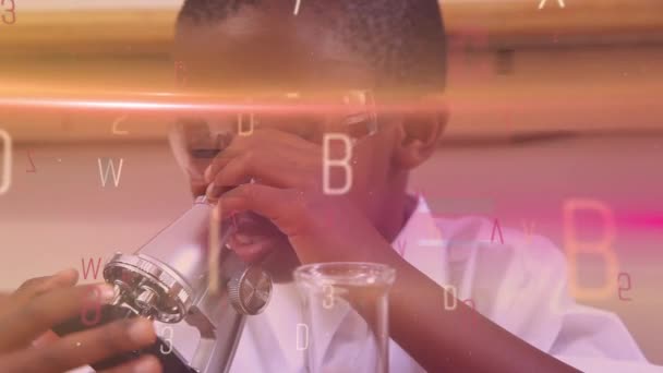 Animatie Van Cijfers Letters Afrikaanse Amerikaanse Jongen Met Behulp Van — Stockvideo