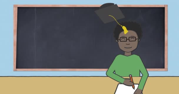 Animatie Van Afgestudeerden Hoeden Vliegen Schoolbord Schooljongen Schrijven Blauwe Achtergrond — Stockvideo