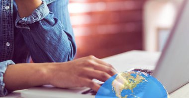 Arka planda bilgisayar başında çalışan bir kadın üzerinde dünya, küresel ekonomi kavramı. dijital olarak oluşturulmuş resim