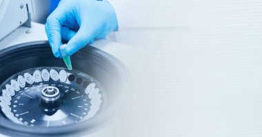 Laboratuvardaki erkek bilim adamının test tüplerini hareket bulanıklığıyla kontrol etmesi. Bilim ve araştırma teknolojisi konsepti dijital olarak oluşturulmuş görüntü.