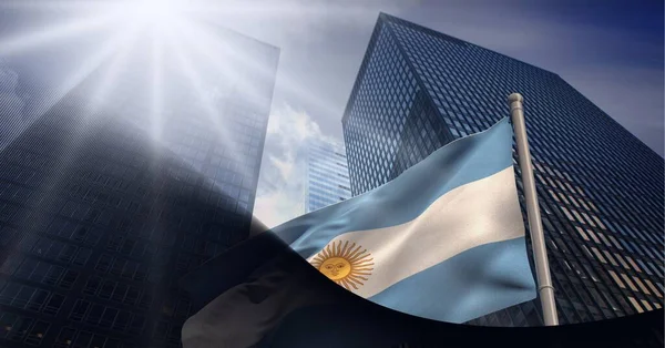 Spot Cahaya Atas Bendera Argentina Terhadap Bangunan Tinggi Latar Belakang — Stok Foto