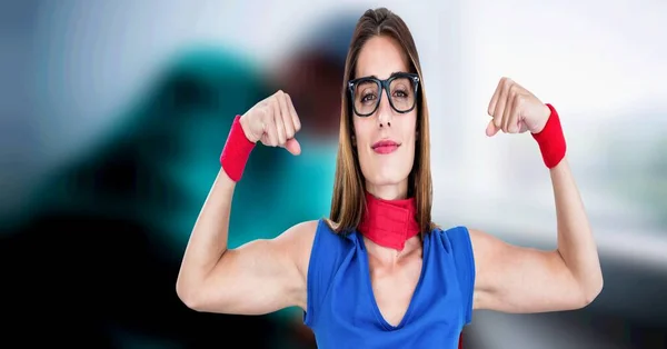Skład Kobiety Okularach Ubranej Jak Superbohater Napinający Mięśnie Niewyraźnym Tle — Zdjęcie stockowe