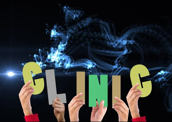 青い煙を持つ人々が保持するクリニックマルチカラー文字の組成 世界的なパンデミックと医療概念はデジタルで生成され — ストック写真