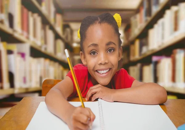 Komposition Des Porträts Einer Lächelnden Afrikanisch Amerikanischen Schülerin Der Bibliothek — Stockfoto