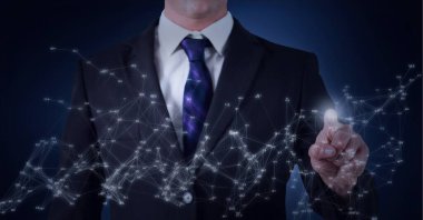 Bir iş adamı, finans ve ekonomi kavramlarıyla ilgili finansal veri ağı. dijital olarak oluşturulmuş resim