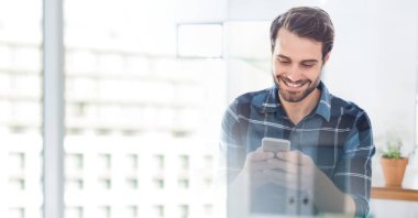 Ofiste beyaz kaplamalı akıllı telefon kullanan gülümseyen adamın kompozisyonu. küresel ağ, iş ve teknoloji kavramı dijital olarak oluşturulmuş görüntü.