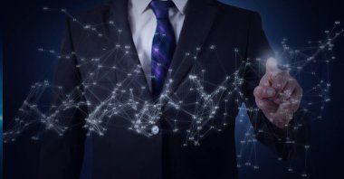 Görünmez ekrana dokunan işadamlarının orta kesimine karşı bağlantı ağı. küresel ağ ve teknoloji kavramı