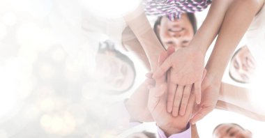 Gülümseyen ve ışık lekeleriyle el ele tutuşan meslektaşların kompozisyonu. Başarı, iş ve takım çalışması kavramı dijital olarak oluşturuldu.