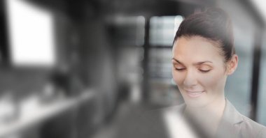 Ofiste hareket bulanıklığıyla çalışan gülümseyen iş kadını kompozisyonu. küresel iş ve başarı kavramı dijital olarak oluşturulmuş görüntü.