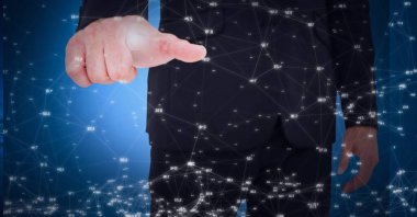 Görünmez ekrana dokunan işadamlarının orta kesimine karşı bağlantı ağı. küresel ağ ve teknoloji kavramı