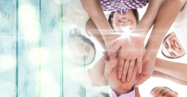 Gülümseyen ve ışık lekeleriyle el ele tutuşan meslektaşların kompozisyonu. Başarı, iş ve takım çalışması kavramı dijital olarak oluşturuldu.