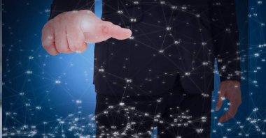 Görünmez ekrana dokunan işadamlarının orta kesimine karşı bağlantı ağı. küresel ağ ve teknoloji kavramı