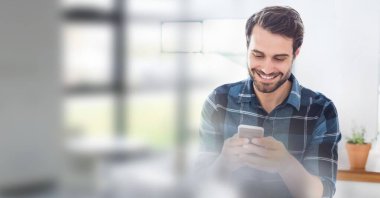 Ofiste üstü kapalı akıllı telefon kullanan gülümseyen bir adam kompozisyonu. küresel ağ, iş ve teknoloji kavramı dijital olarak oluşturulmuş görüntü.