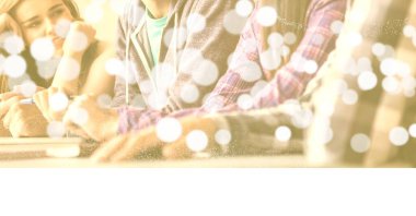 Beyaz ışık lekeleri olan bir grup öğrencinin bileşimi. ağ oluşturma ve yaşam tarzı kavramı dijital olarak oluşturulmuş görüntü.